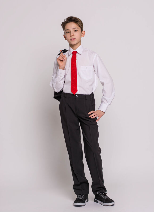 Мальчик в школьных брюках