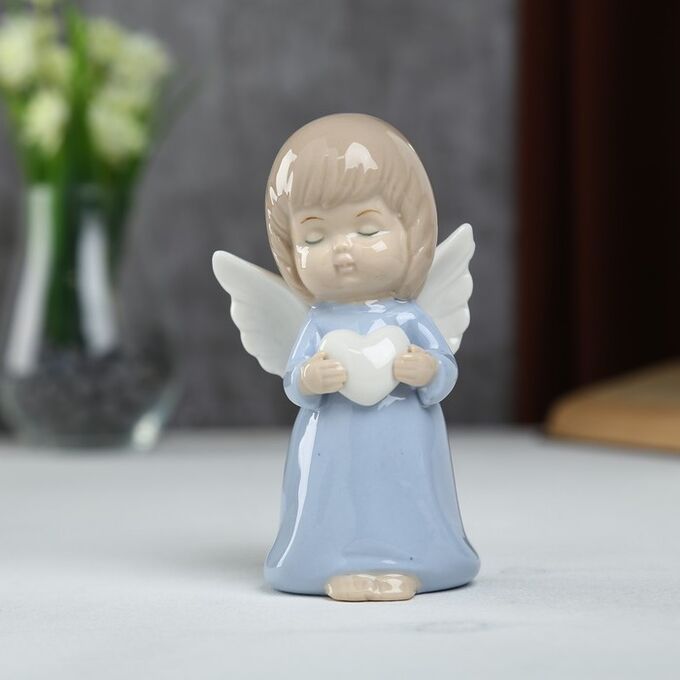 Сувенир керамика &quot;Ангел-пухлячок в голубом платье с сердцем в руках&quot; 13х5,5х7 см