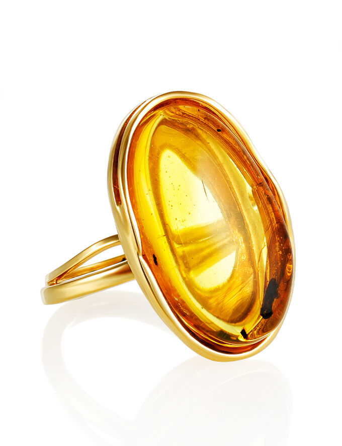 Красивый перстень из натурального янтаря с мухой в позолоченной оправе «Клио», 010001050