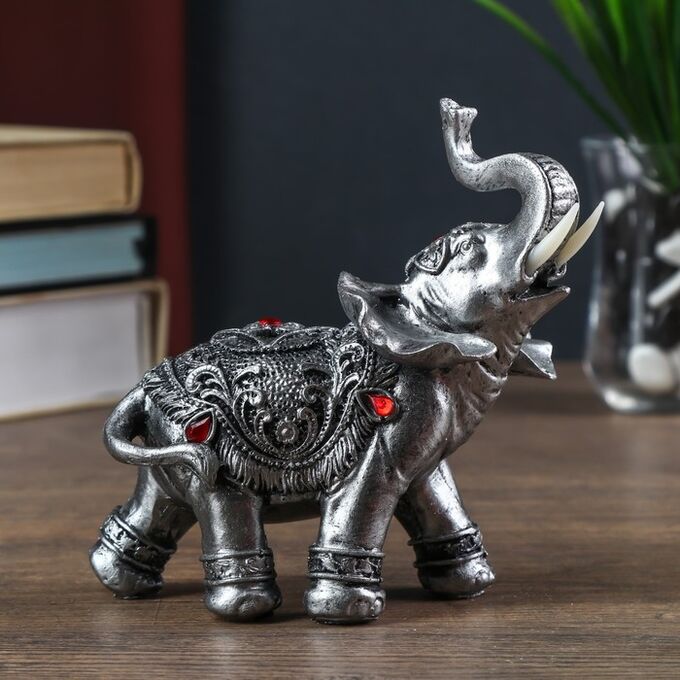 Сувенир полистоун &quot;Серебристый слон в попоне с рубинами&quot; 13х7,5х15,5 см