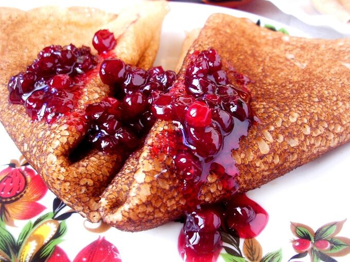 Блины с брусникой