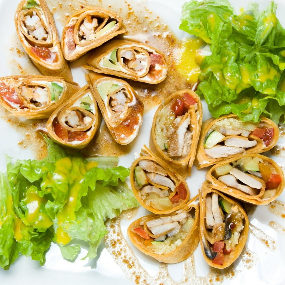 блинчики с курицей и огурцом. бличники с овощами и курицей. начинка блин с селедкой. блинчики с курицей и огурцом. фаршированные блинчики мешочки.