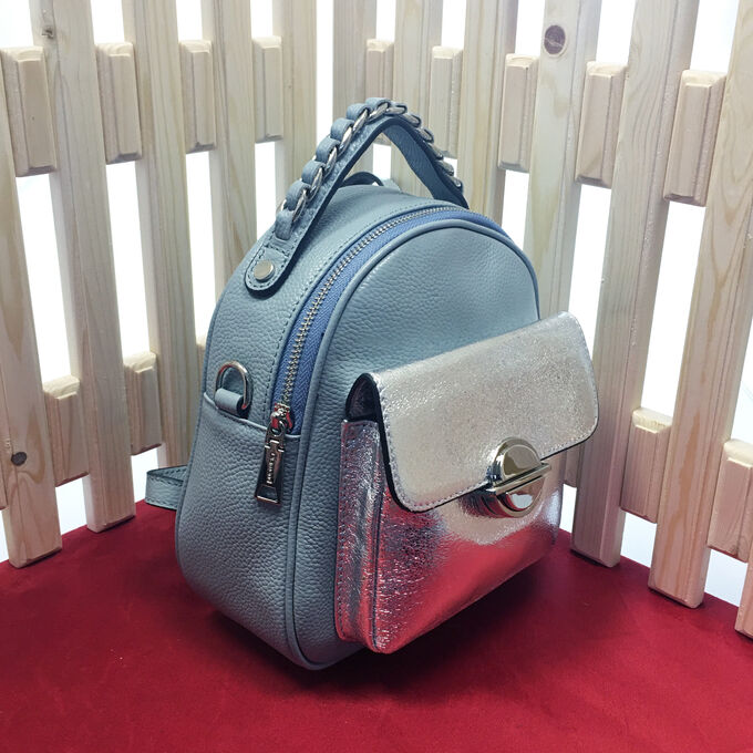 Модная сумка-рюкзак Weekend из дорогой мелкозернистой натуральной кожи нежно-голубого цвета.