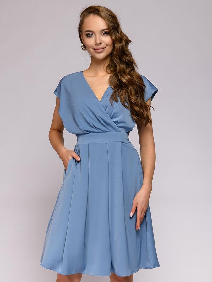 Платье голубое с глубоким вырезом без рукавов