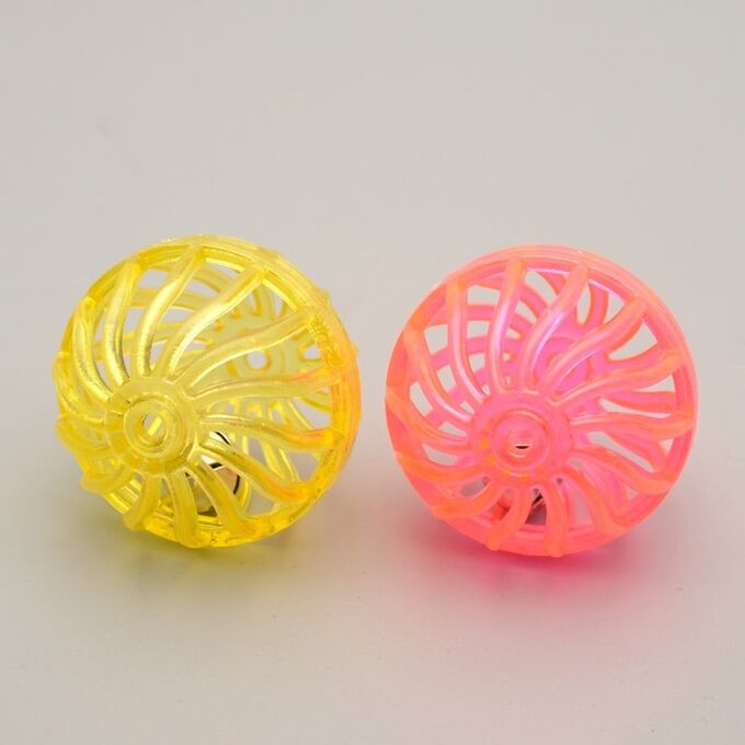 Набор из 2 пластиковых шариков с бубенчиком &quot;Завитушки&quot;, 4 см, микс цветов
