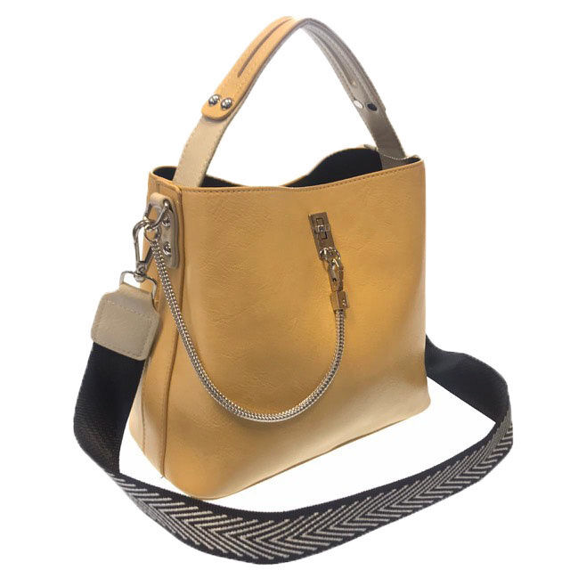 Стильная сумочка Weliz с широким ремнем через плечо из глянцевой эко-кожи дынного цвета.