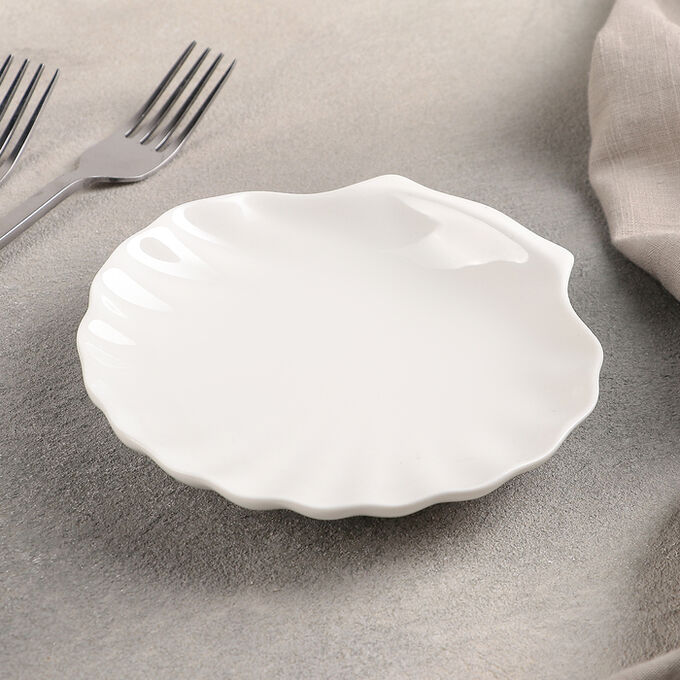 Белые блюда. Сервировочные блюда белые. Белое блюдо. Белая фигурная тарелка. Большое блюдо для сервировки.
