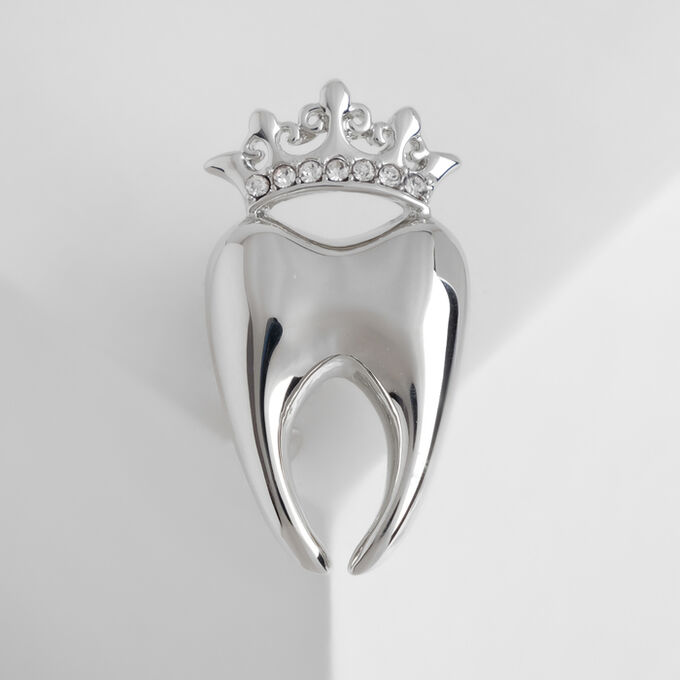 Queen fair Брошь &quot;Зуб&quot; с короной, цвет белый в серебре