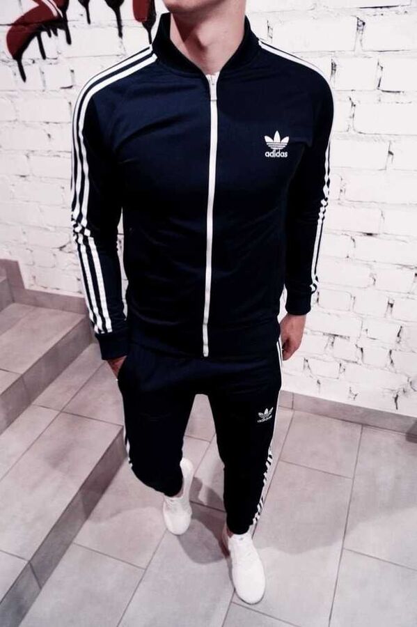 В костюме adidas