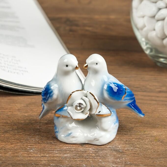 Сувенир керамика &quot;Два голубя на камне с розой&quot; синий. страза 4.5х6.5х8.6 см