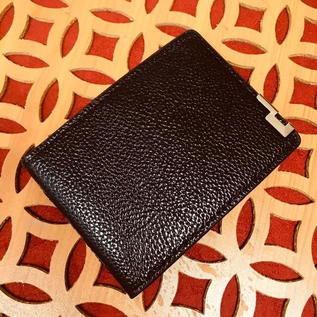 Мужской кошелёк для пластиковых карт Smart из качественной эко-кожи чёрного цвета.