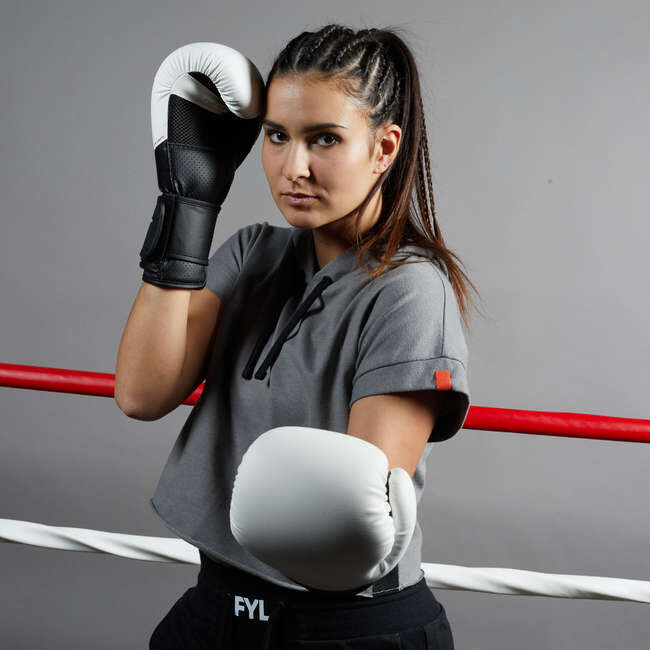 боксерская одежда для девушек. форма для занятий боксом женская. одежда для занятий боксом для девушек. форма для бокса женская. девушка в боксерской форме.