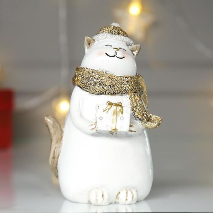 СИМА-ЛЕНД Сувенир полистоун &quot;Котик в золотистой шапке и шарфе с подарком&quot; 14х8х9 см