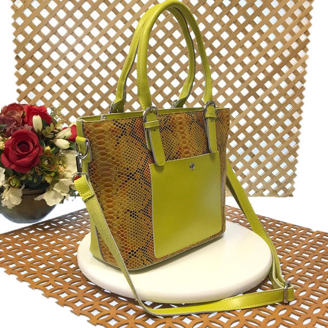 Женская сумочка Estate из натуральной кожи лаймового цвета.