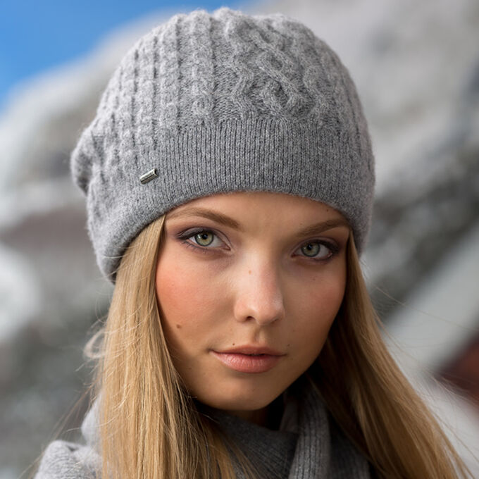 Женская серая зимняя шапка