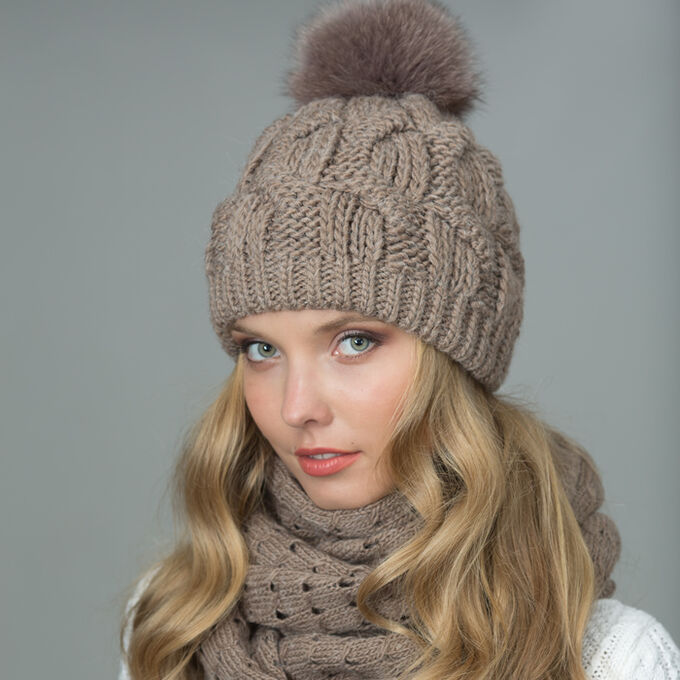 Женская зимняя шапка с отворотом