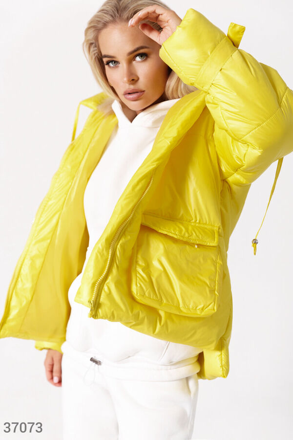 Объемная стеганая куртка желтого цвета