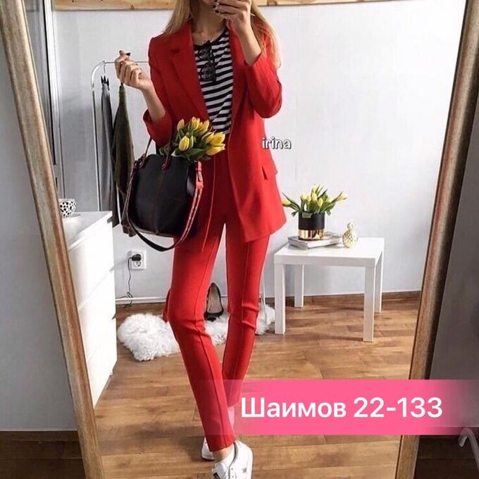 Красный брючный костюм с кедами