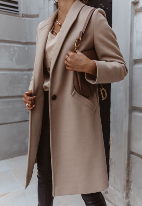 Шерстяное пальто средней длины с лацканами и пуговицами