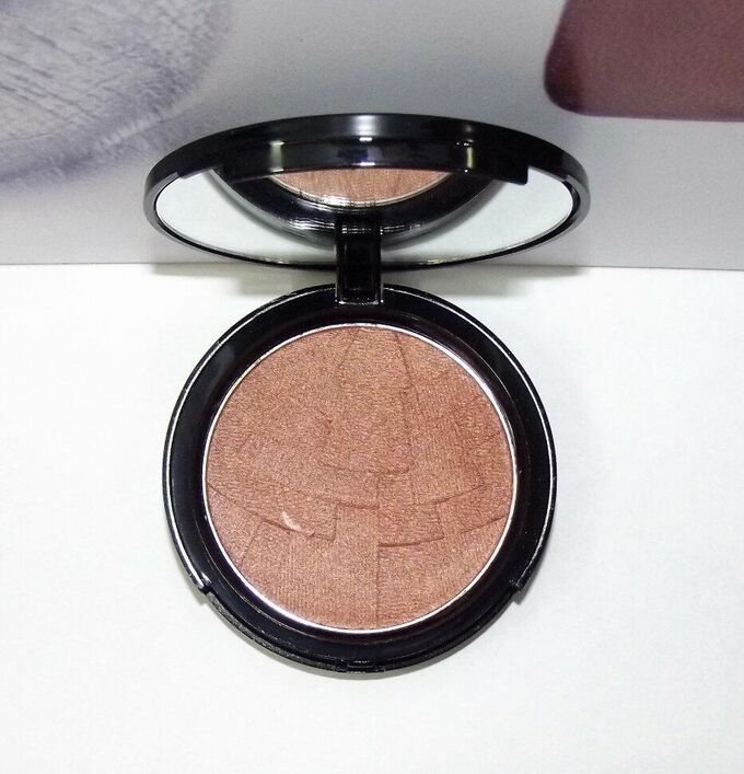 Highlighter anastasia. Highlighter anastasia. Хайлайтер-бронзатор anastasia beverly hills. Iced out highlighter хайлайтер. Лицо в иллюминаторе.