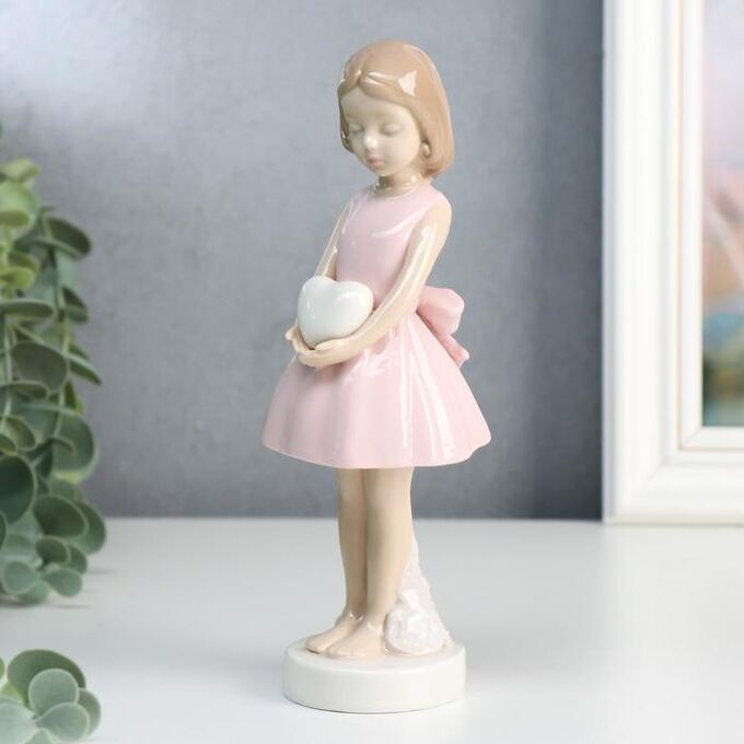Сувенир керамика &quot;Девочка в розовом платье с бантом. в руках сердце&quot; 18х7.3х7.3 см