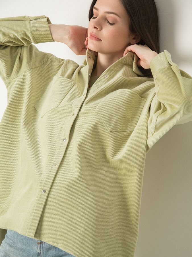 Блузка Состав ткани: Хлопок 95%, Эластан 5%
Длина: 80 См.
Описание модели
Ультрамодная оверсайз-рубашка светло-зеленого оттенка с отложным воротом. Вельвет в крупный рубчик напоминает нежный бархат. М