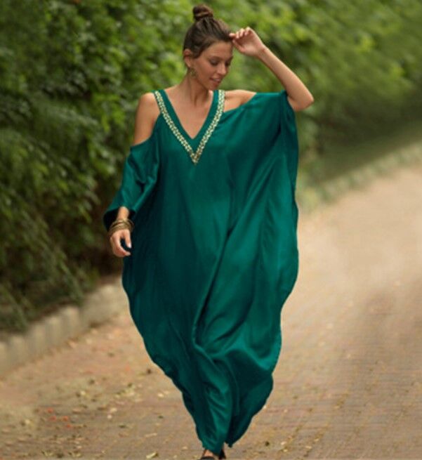 Женское платье, цвет  малахитовый зеленый, с открытыми плечами
