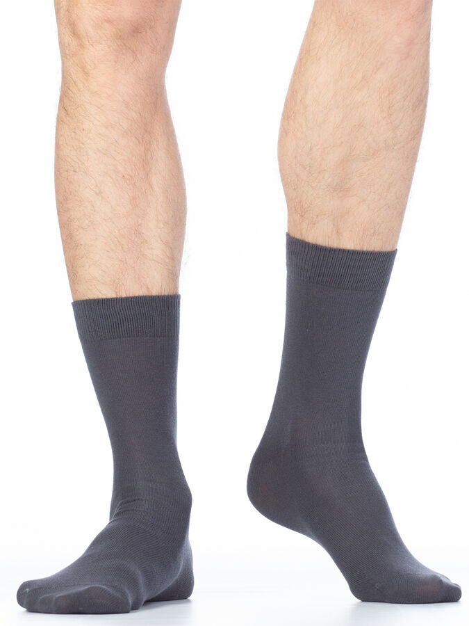 Классические гладкие всесезонные мужские носки из хлопка c комфортной резинкой.