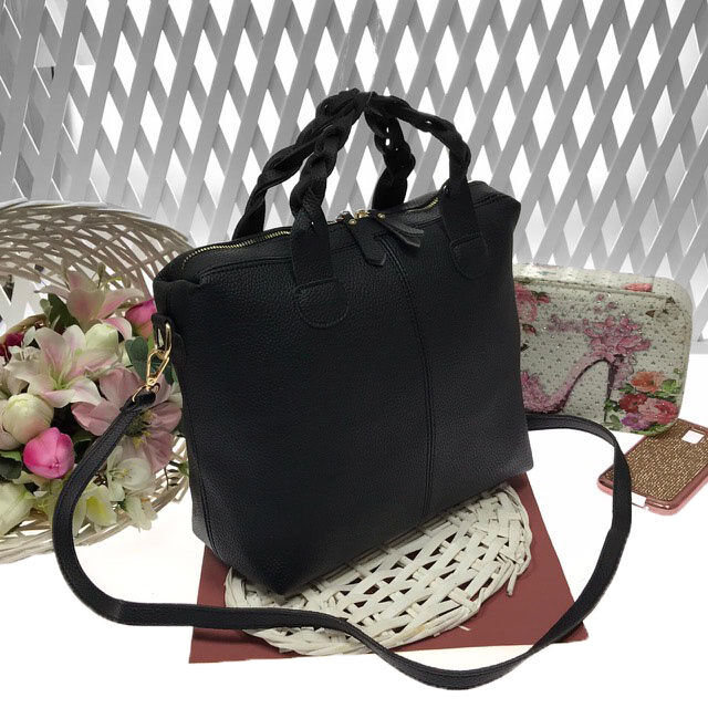 Классическая сумочка Iris с плетёными ручками из матовой эко-кожи чёрного цвета.