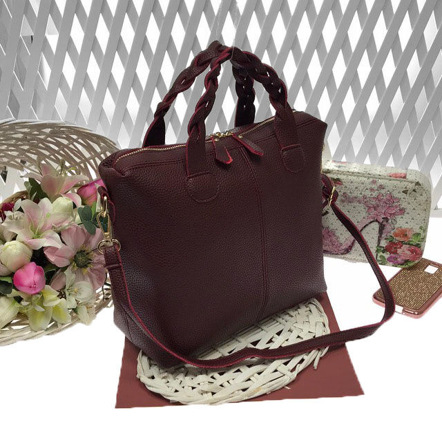 Классическая сумочка Iris с плетёными ручками из матовой эко-кожи цвета спелой вишни.