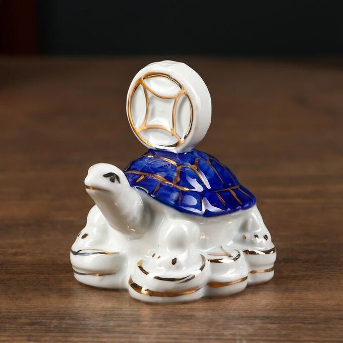 СИМА-ЛЕНД Сувенир керамика нэцке &quot;Черепаха с китайской монетой&quot; бело-синяя с золотом 7,5х7,5х5 см