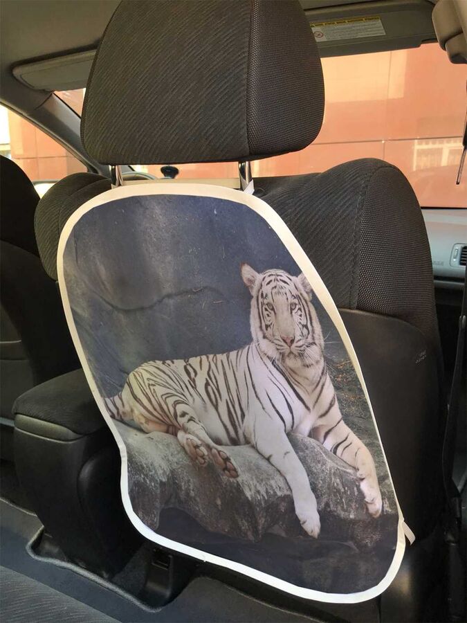 Универсальный чехол-накидка на автокресло «Лежащий белый тигр»