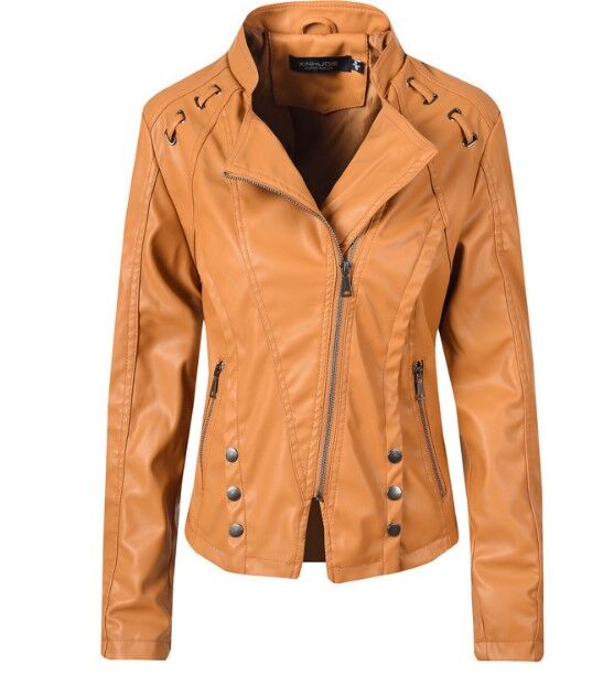 Женская куртка-косуха из эко-кожи, декоративные элементы на плечах, цвет коричневый