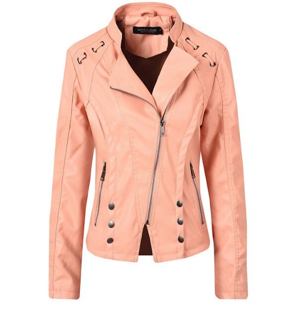 Женская куртка-косуха из эко-кожи, декоративные элементы на плечах, цвет нежно-розовый