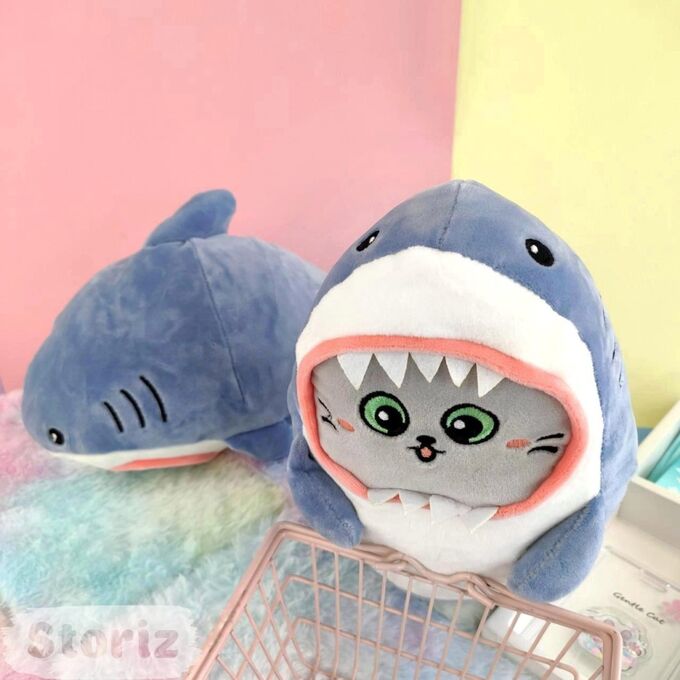 Котоакула игрушка. Мягкая игрушка кот акула. Котик в акуле игрушка. Мягкая игрушка кот в костюме акулы. Мягкие игрушки Акила, авокадо.