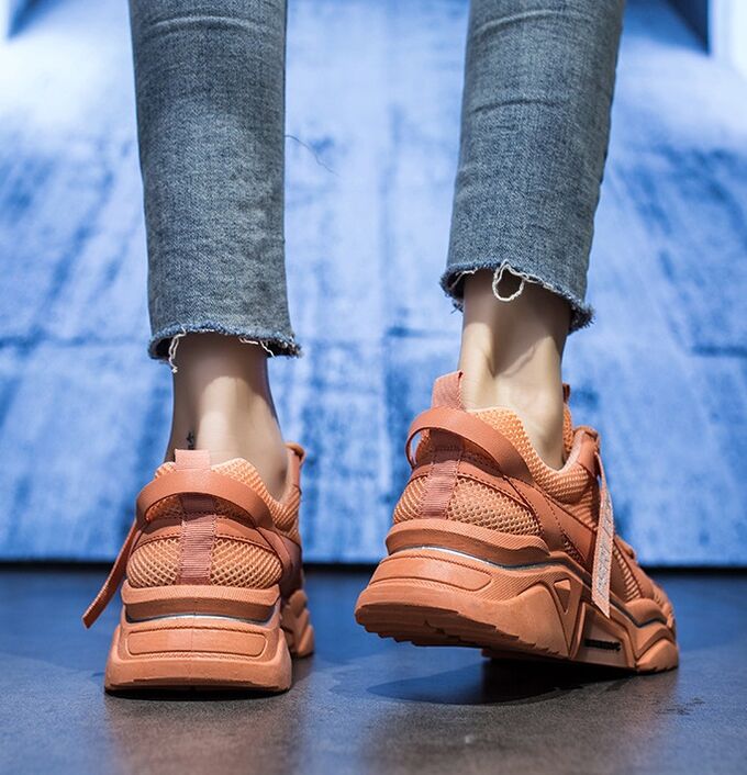 Бренд женской обуви красные полоски на подошве. Полоска на подошве
