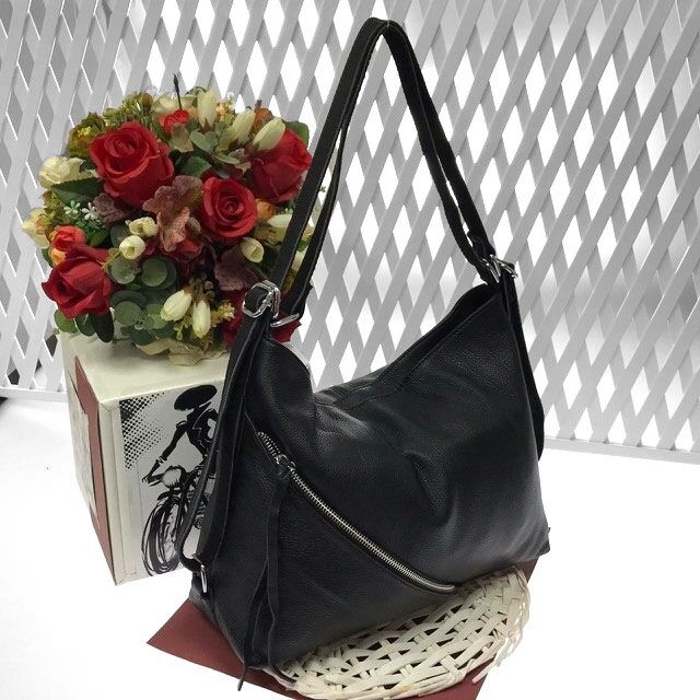 Функциональная сумка-рюкзак Darlin из качественной матовой натуральной кожи черного цвета.