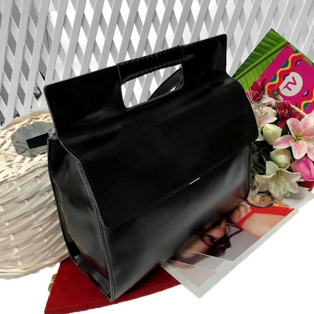 Классическая сумка мессенджер Malina из натуральной кожи чёрного цвета.