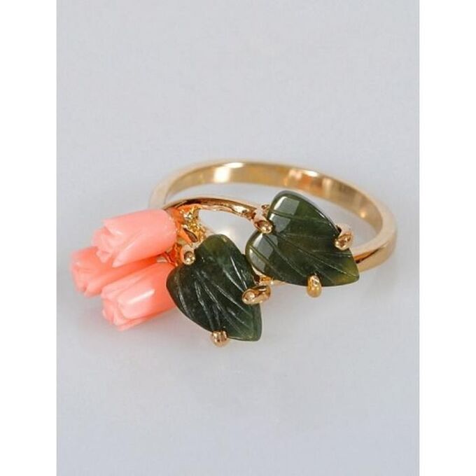 Кольцо с кораллом и нефритом &quot;Розы&quot; с двумя листочками, позолота с родир, размер 16