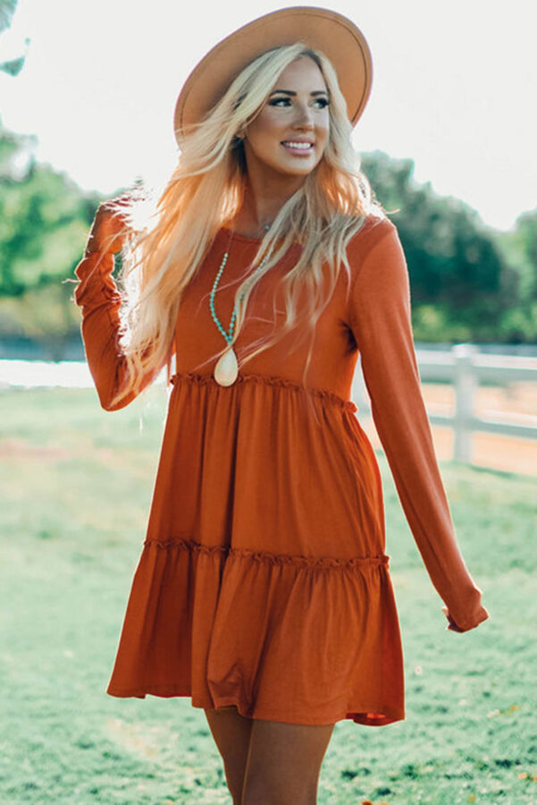 Оранжевое свободное платье с длинными рукавами и рюшами