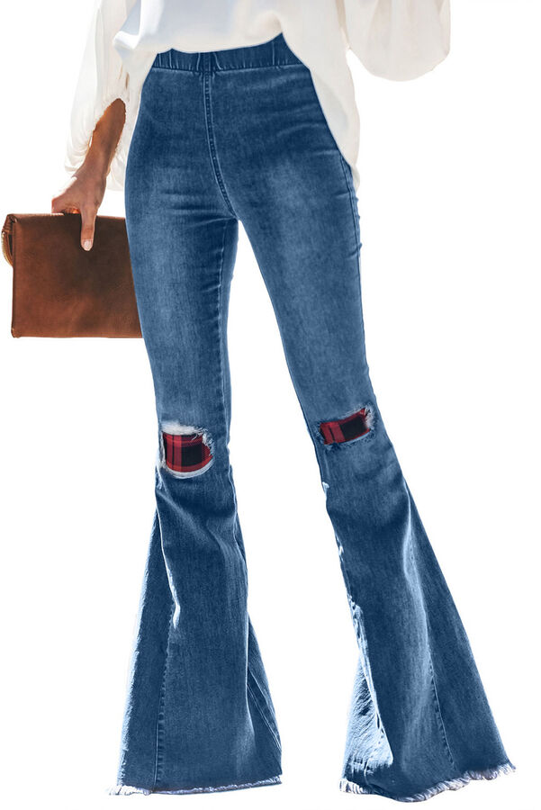 Синие расклешенные джинсы с красными клетчатыми заплатками в стиле пэчворк