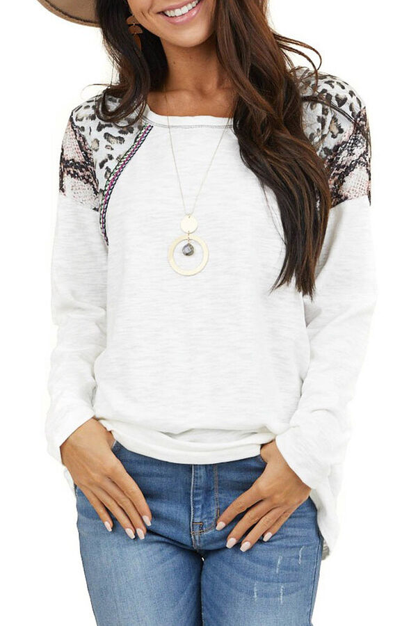 Белый пуловер-свитшот с леопардовыми вставками на плечах