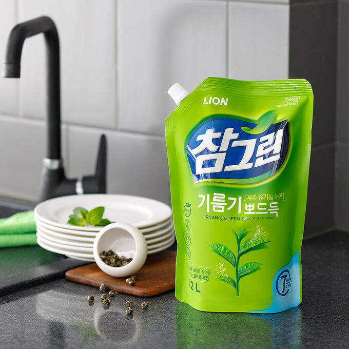 Lion Средство для мытья посуды с ароматом зеленого чая, мягкая упаковка, 1200 мл