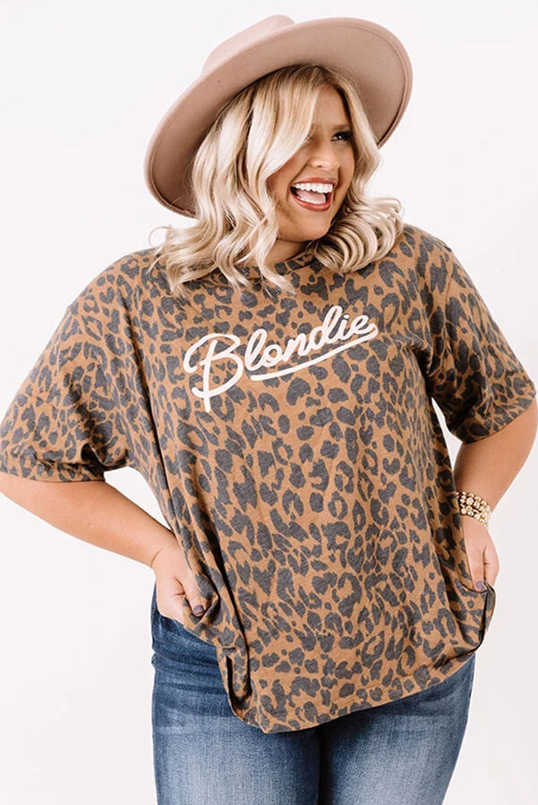 Коричневая футболка плюс сайз с леопардовым принтом и надписью: Blondie
