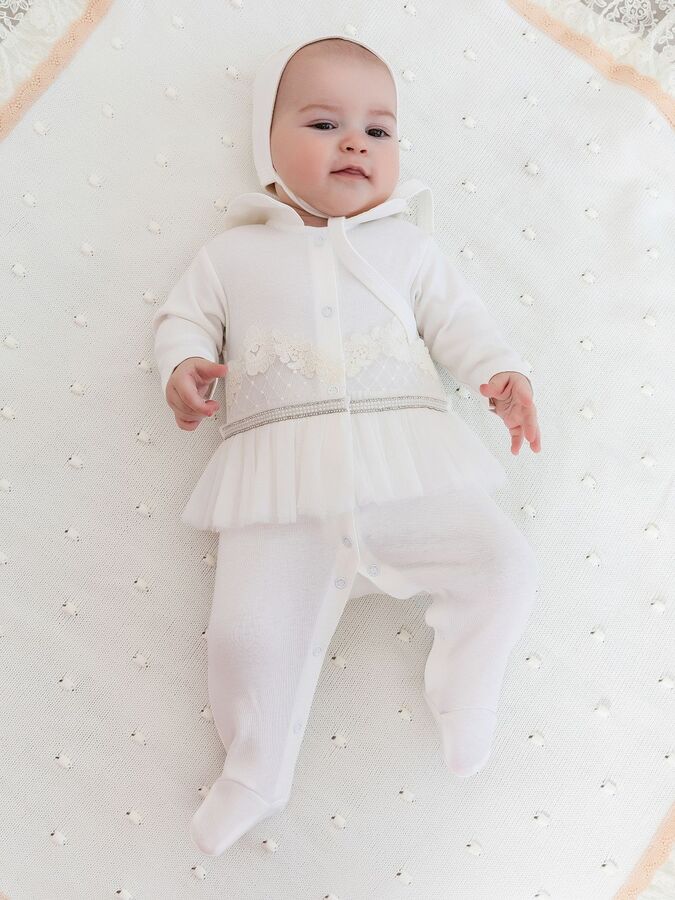 Luxury Baby Комплект на выписку &quot;Нежность&quot; с молочным кружевом Комбинезон со стразами и чепчик