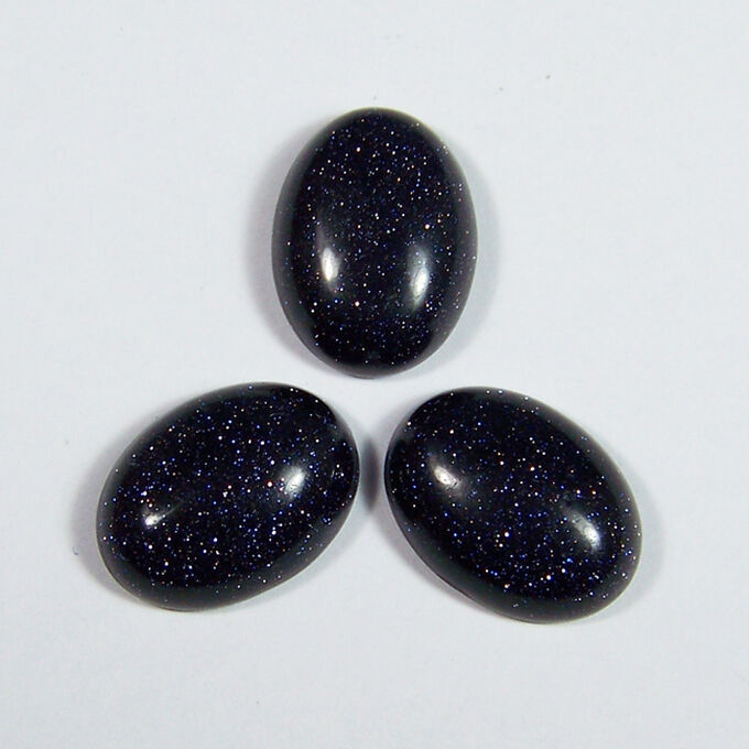 Звездчатый авантюрин. Авантюрин самородок. Зелёный авантюрин и зелёный кварц. Авантюрин камень. Золотисто-вишневый камень авантюрин.