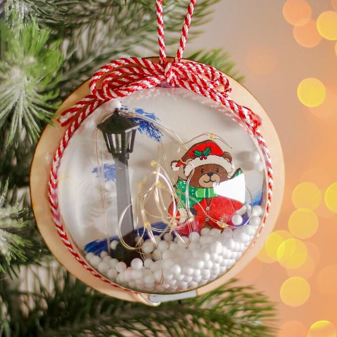 Лесная мастерская Новогодний шар с деревянной фигуркой и подсветкой «Мишка и фонарь» 12х12 см