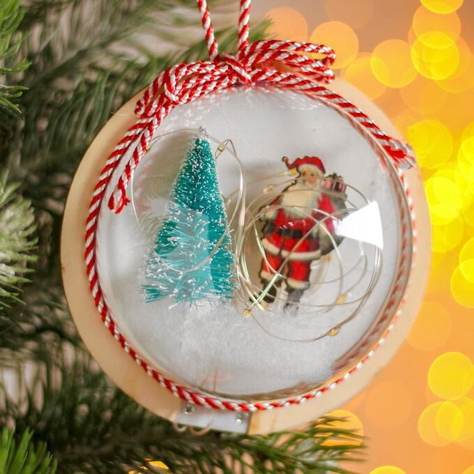 Лесная мастерская Новогодний шар с деревянной фигуркой и подсветкой «Дед Мороз и фонарь» 12х12 см