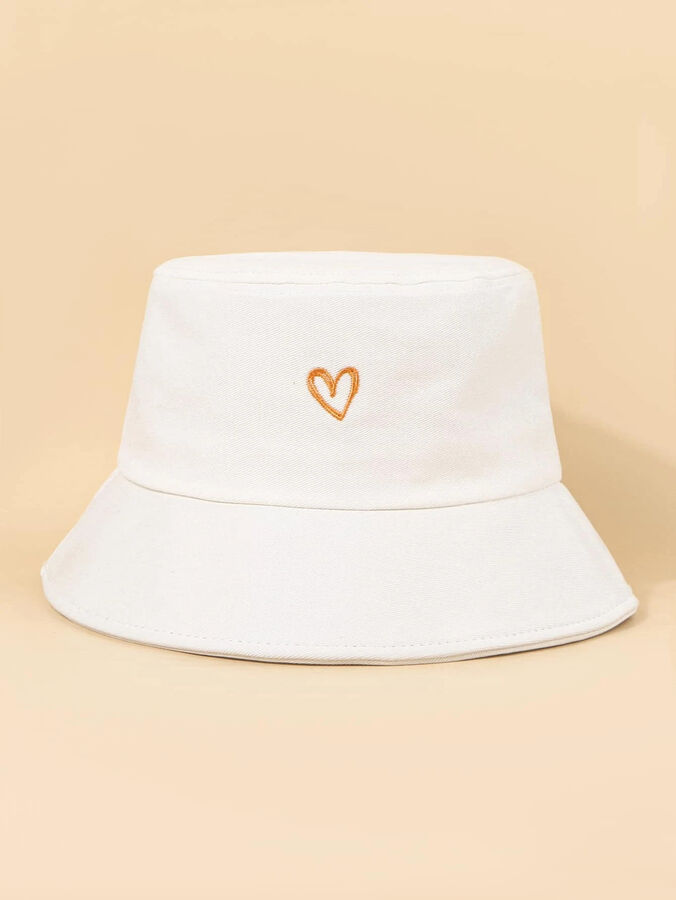 Шляпа с вышивкой сердечка