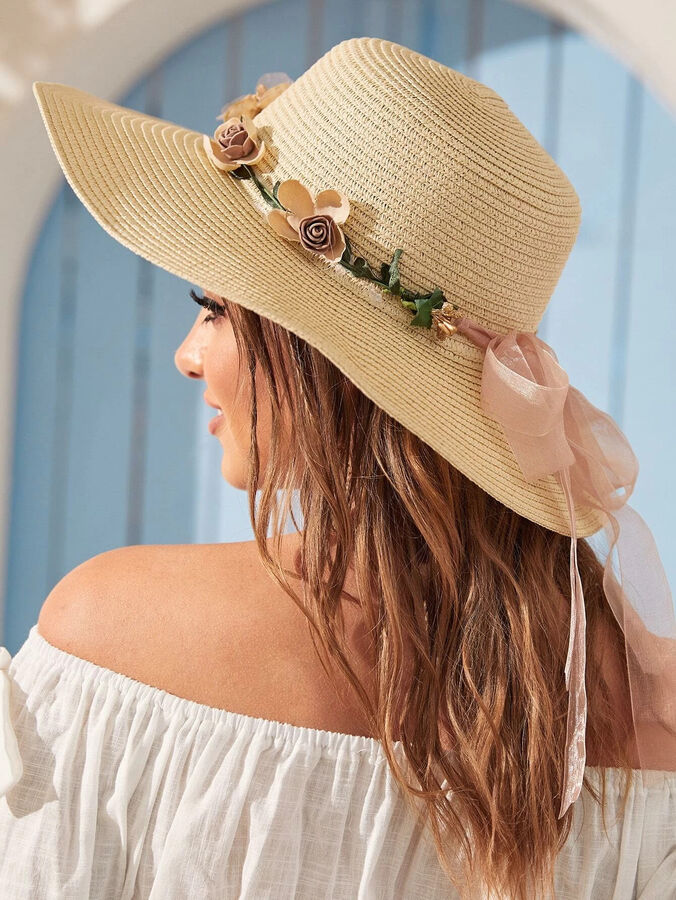 Соломенная шляпа с декором цветка
